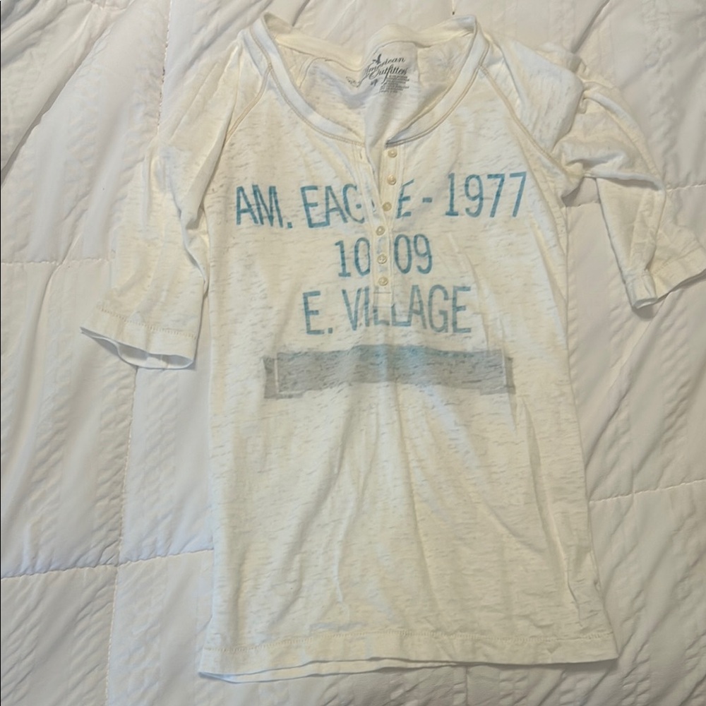 American Eagle Outfitters White and Blue Graphic Tee